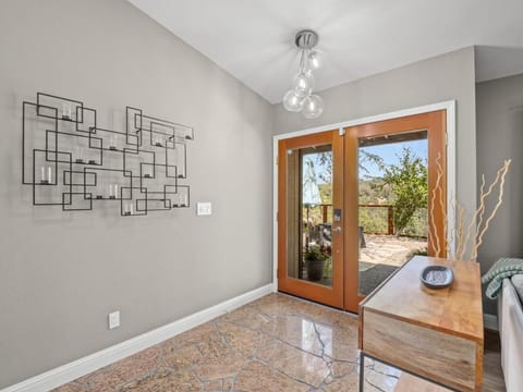 Serene Views with Hot Tub, BBQ, Fire Pit, Game Room Apartment in Ahwahnee