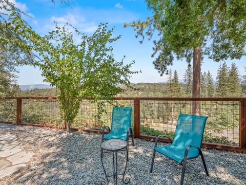 Serene Views with Hot Tub, BBQ, Fire Pit, Game Room Apartment in Ahwahnee