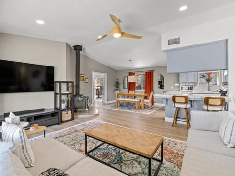 Serene Views with Hot Tub, BBQ, Fire Pit, Game Room Apartment in Ahwahnee