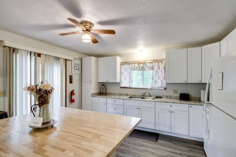 Near Lakes Updated Family Home with Deck in Cushing House in Minnesota