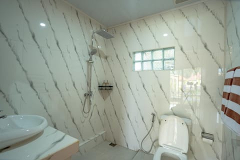 Shower, Toilet, Bathroom, Bath