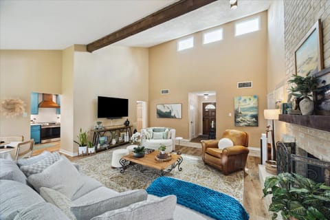 TV and multimedia, Living room, Seating area, Evening entertainment