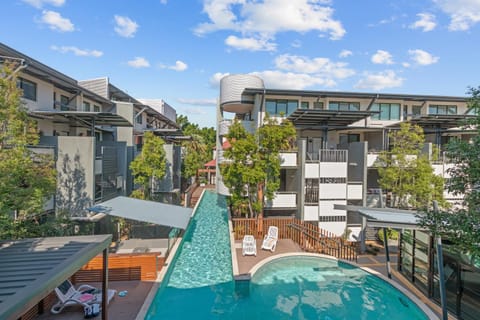 Property building, Day, Pool view, Swimming pool, sunbed