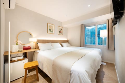 Bed, TV and multimedia, Photo of the whole room, Bedroom