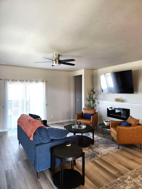 TV and multimedia, Living room, Seating area, Family