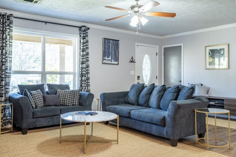 Save Midweek 3Br Near Lake Acworth and Downtown House in Acworth