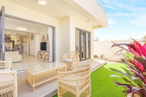 Property building, Patio, TV and multimedia, View (from property/room), Balcony/Terrace, Living room
