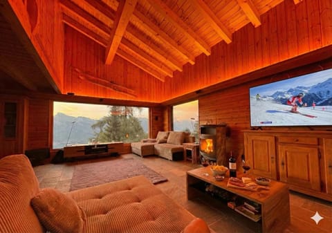 Communal lounge/ TV room, Natural landscape, TV and multimedia, Living room, Evening entertainment, Mountain view