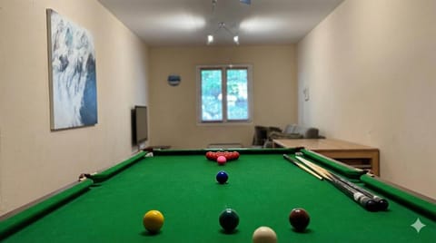 Billiard, Game Room
