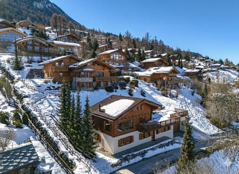 Property building, Day, Neighbourhood, Natural landscape, Winter, Mountain view