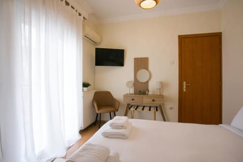 Bed, TV and multimedia, Living room, Photo of the whole room, Bedroom, towels, wardrobe, air conditioner