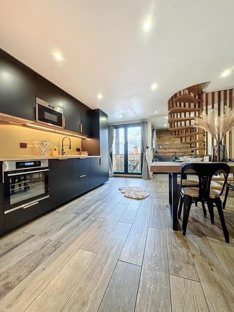 Kitchen or kitchenette, Living room, Seating area, Dining area, minibar, pet friendly, stove