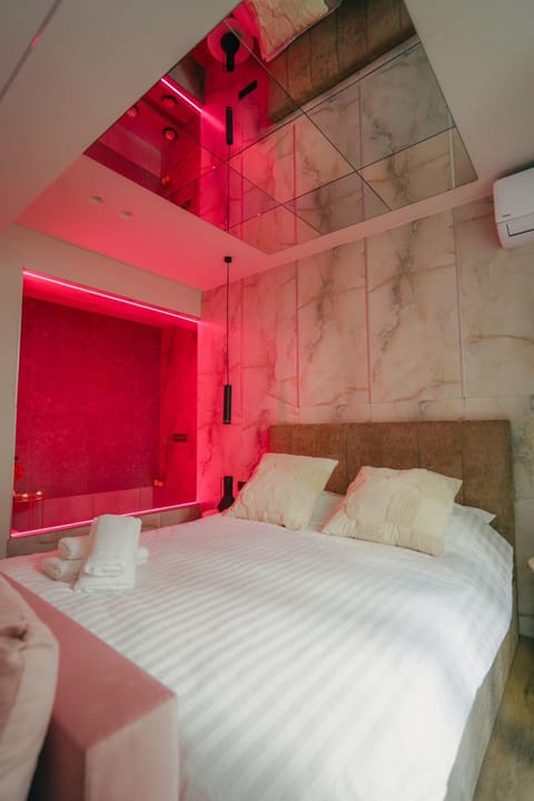Bed, Photo of the whole room, Bedroom, Bath, towels