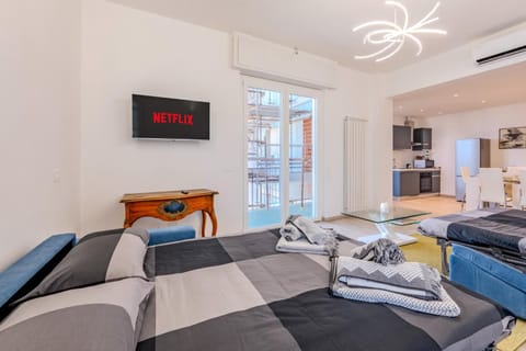 Bed, TV and multimedia, Living room, Seating area, Evening entertainment