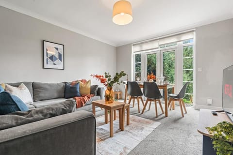 4-Bed Beeston Getaway - Free Parking House in Nottingham