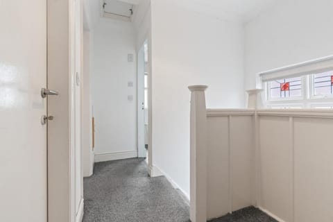 4-Bed Beeston Getaway - Free Parking House in Nottingham