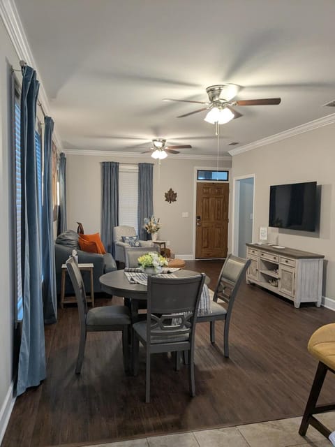 TV and multimedia, Living room, Seating area, Dining area