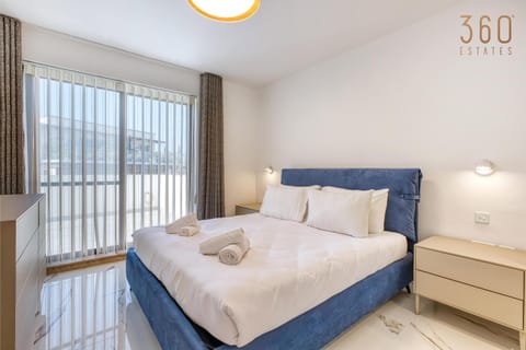 Photo of the whole room, Bedroom, towels