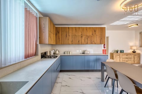 Coffee/tea facilities, Kitchen or kitchenette, Seating area, Dining area, minibar