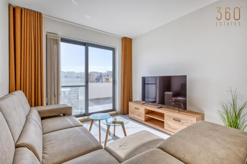 Communal lounge/ TV room, Natural landscape, TV and multimedia, Living room, Seating area, Evening entertainment