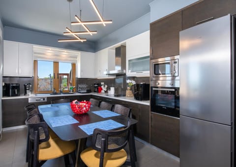 Coffee/tea facilities, Kitchen or kitchenette, Dining area, dishwasher, oven, pet friendly, stove, toaster