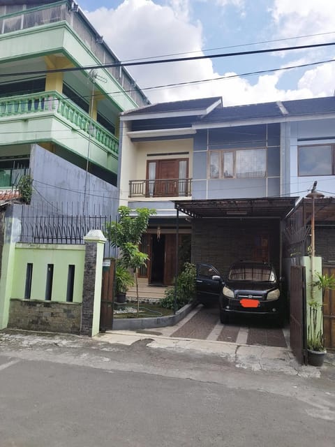 Property building, Day, Neighbourhood, Street view, Parking