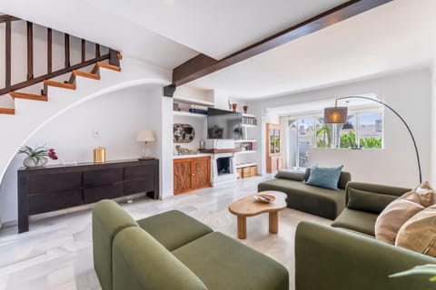 TV and multimedia, Living room, Seating area, Dining area