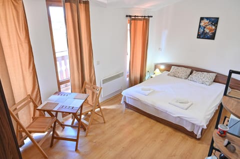 Bed, Living room, Seating area, Dining area, Bedroom