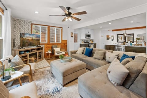 Navigate Stays 5BR Group Lodge Near Mountain & Fun House in Big Bear