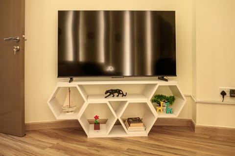 Luxurious 3BR with a pool table at Marina Walk Apartment in Dubai