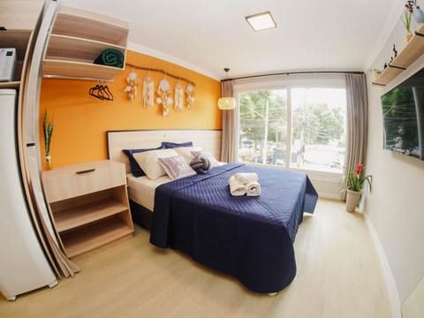 Bed, TV and multimedia, Photo of the whole room, Bedroom, towels, air conditioner