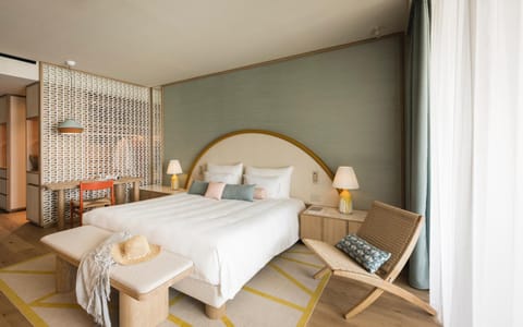 Bed, Seating area, Bedroom