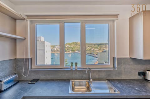 Natural landscape, Kitchen or kitchenette, Mountain view, River view, Sea view