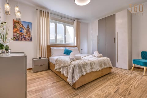 Photo of the whole room, Bedroom, towels