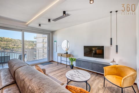 Communal lounge/ TV room, Balcony/Terrace, Living room, Seating area, Evening entertainment