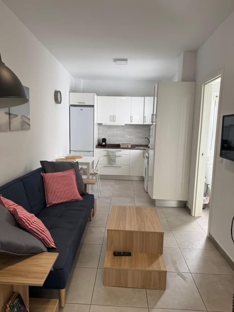 TV and multimedia, Kitchen or kitchenette, Living room, Seating area, Dining area, stove