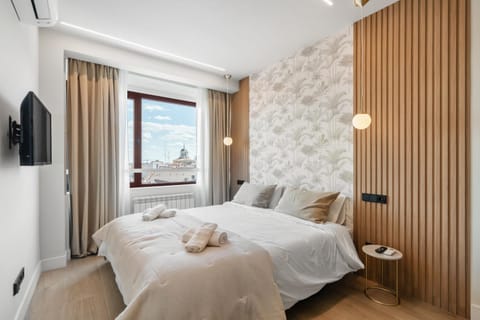 Photo of the whole room, Bedroom