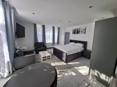 TV and multimedia, Living room, Seating area, Bedroom