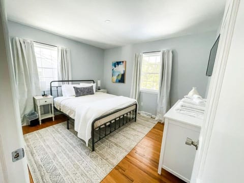 Sparkling Saratoga 3BR home near Track and SPAC Dogs House in Saratoga Springs