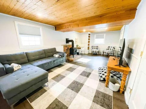 Sparkling Saratoga 3BR home near Track and SPAC Dogs House in Saratoga Springs