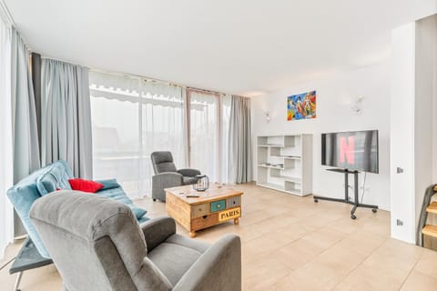 Garden, Garden, TV and multimedia, Balcony/Terrace, Balcony/Terrace, Living room, Lounge or bar, Seating area, Evening entertainment, Lake view