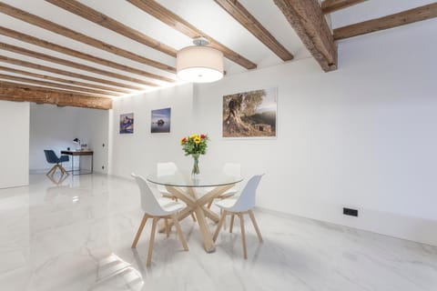 Seating area, Dining area