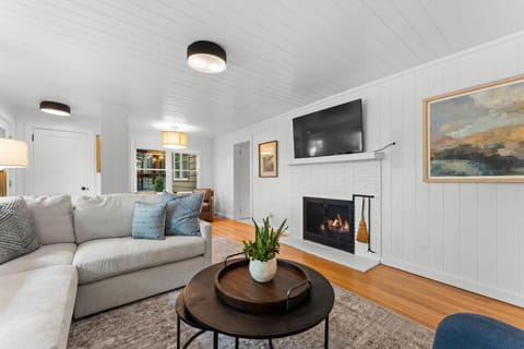 Dahlia House, 5 BDRM, Walk to town House in Highlands