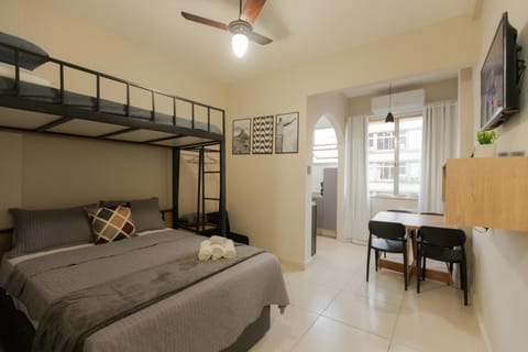 Bed, TV and multimedia, Bedroom