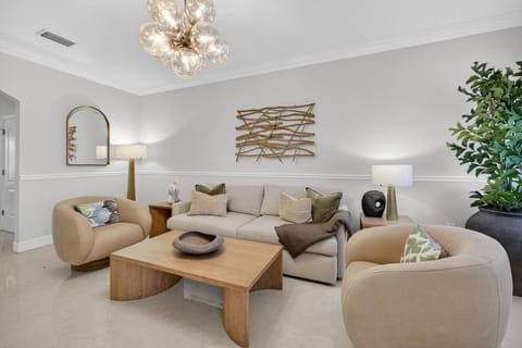 Daisy Elegance Townhouse Steps from The Beach House in Pompano Beach