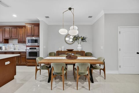 Daisy Elegance Townhouse Steps from The Beach House in Pompano Beach