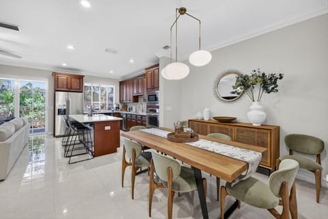 Daisy Elegance Townhouse Steps from The Beach House in Pompano Beach