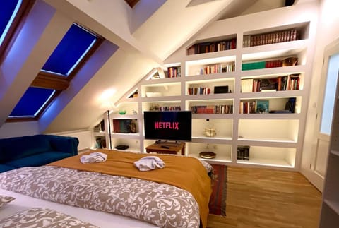 Bed, Library, Living room, Photo of the whole room, Bedroom