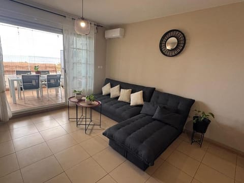 TV and multimedia, Living room, Seating area, air conditioner