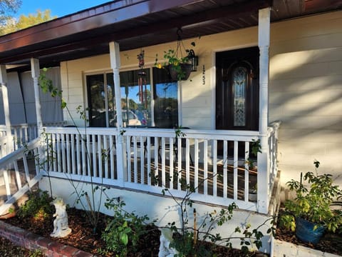 Sunny Retreat House in Forest City